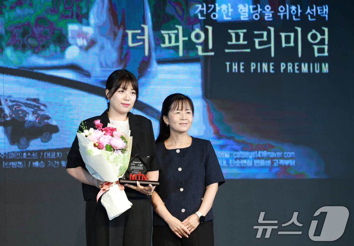 (서울=뉴스1) 권현진 기자 = 22일 서울 영등포구 중소기업중앙회에서 열린 '2025 방송광고페스티벌' 시상식에서 뷰티·헬스케어 최우수상을 수상한 더파인프리미엄 관계자가 정미경 …