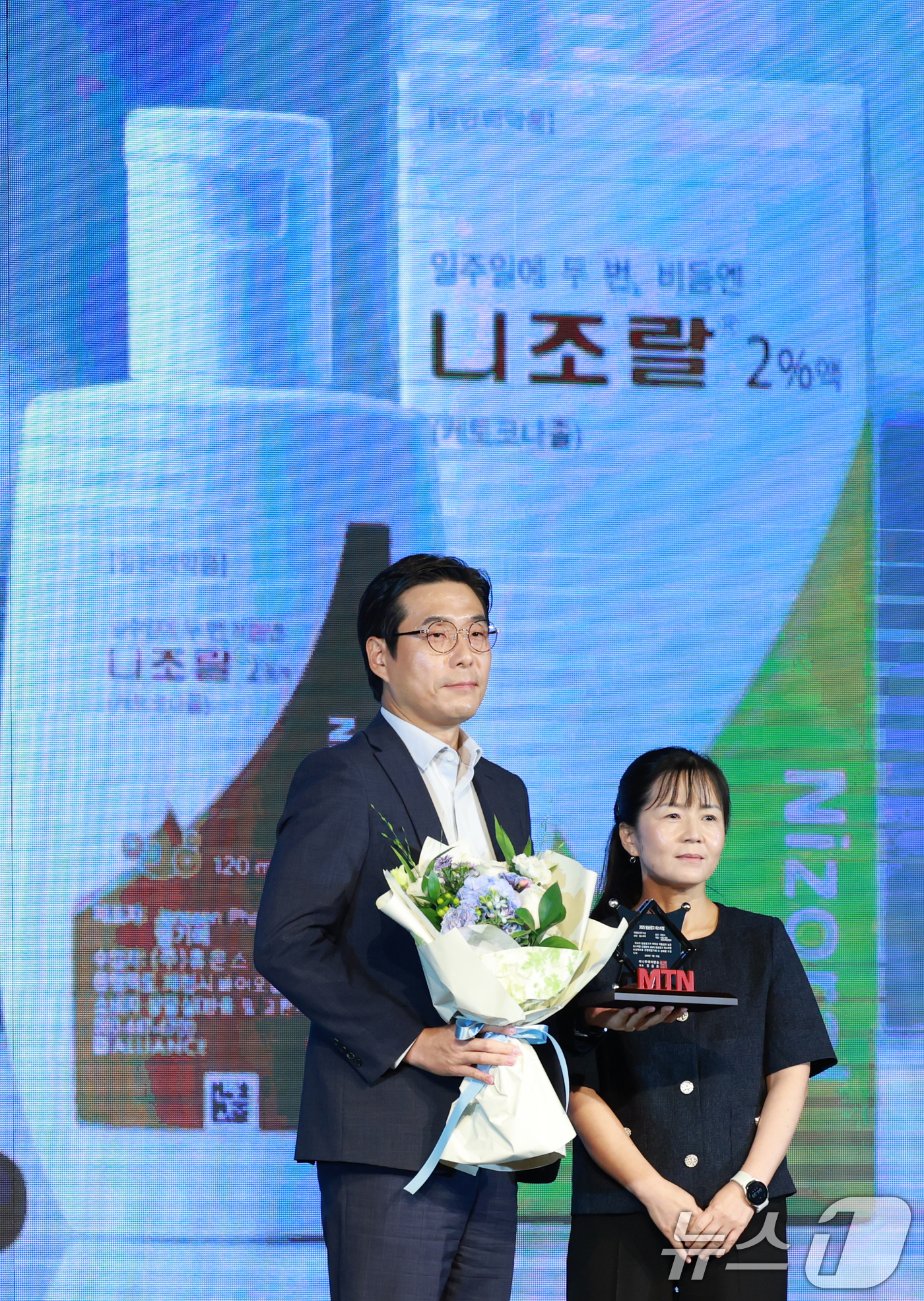 (서울=뉴스1) 권현진 기자 = 22일 서울 영등포구 중소기업중앙회에서 열린 '2025 방송광고페스티벌' 시상식에서 뷰티·헬스케어 최우수상을 수상한 휴온스 관계자가 정미경 MTN …