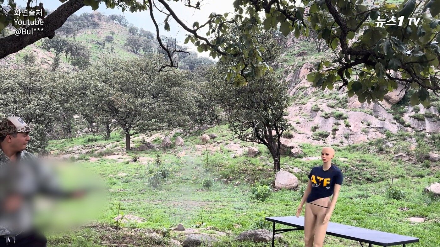 본문 이미지 - 한 해외 유튜브 이용자가 자신의 사제 산탄총을 마네킹에 발사하고 있다. (뉴스1TV 갈무리)