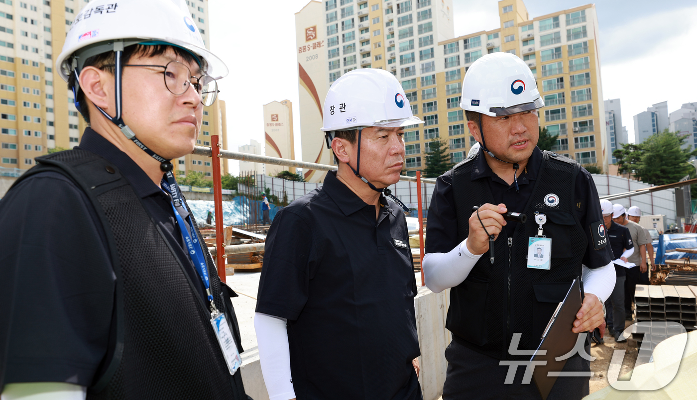 (서울=뉴스1) 이연주 기자 = 김영훈 고용노동부 장관이 22일 경기 남양주시에 있는 건설공사 현장을 사전 예고 없이 전격 방문해 건설 노동자들의 안전 실태를 불시 점검하고 있다. …