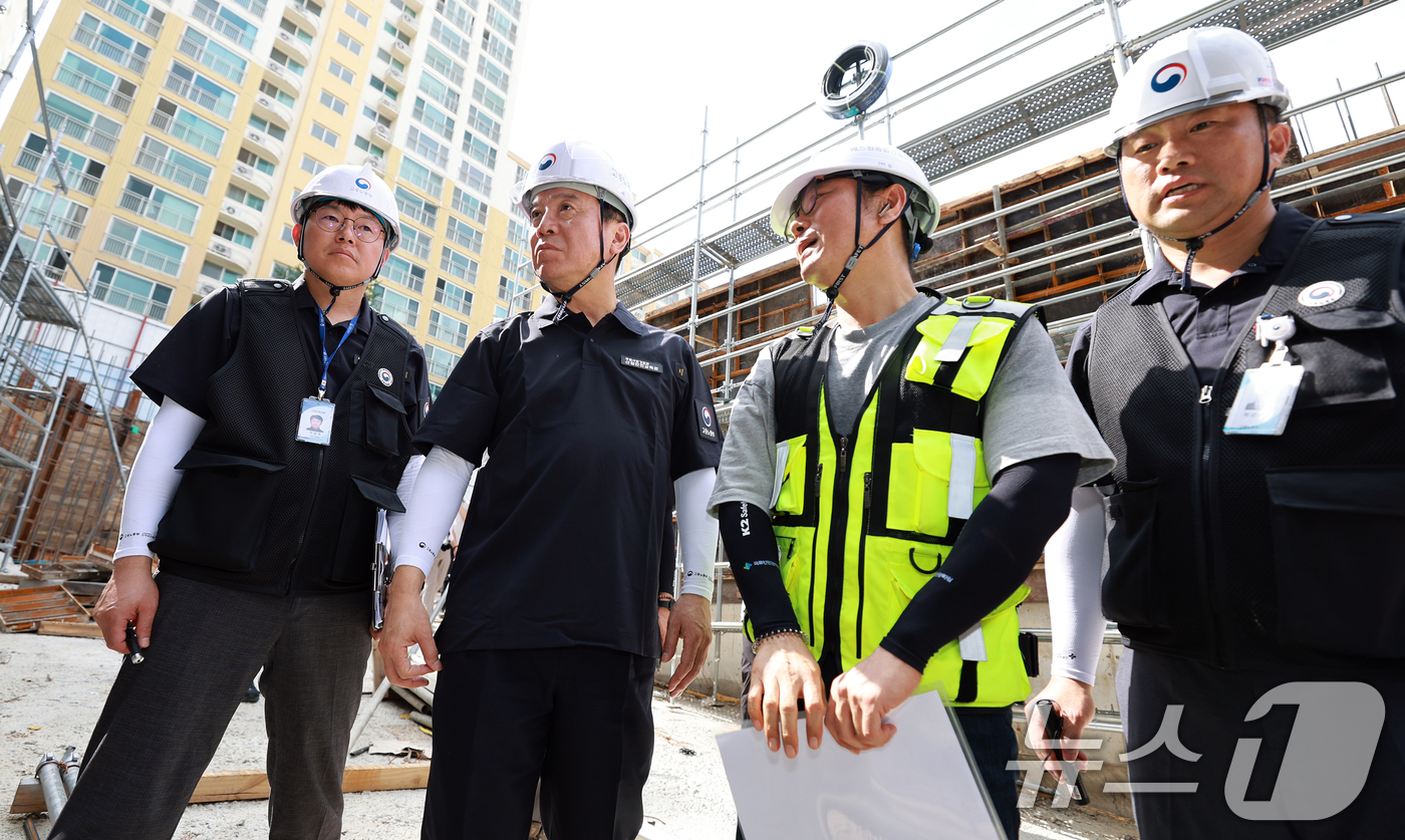 (서울=뉴스1) 이연주 기자 = 김영훈 고용노동부 장관이 22일 경기 남양주시에 있는 건설공사 현장을 사전 예고 없이 전격 방문해 건설 노동자들의 안전 실태를 불시 점검하고 있다. …