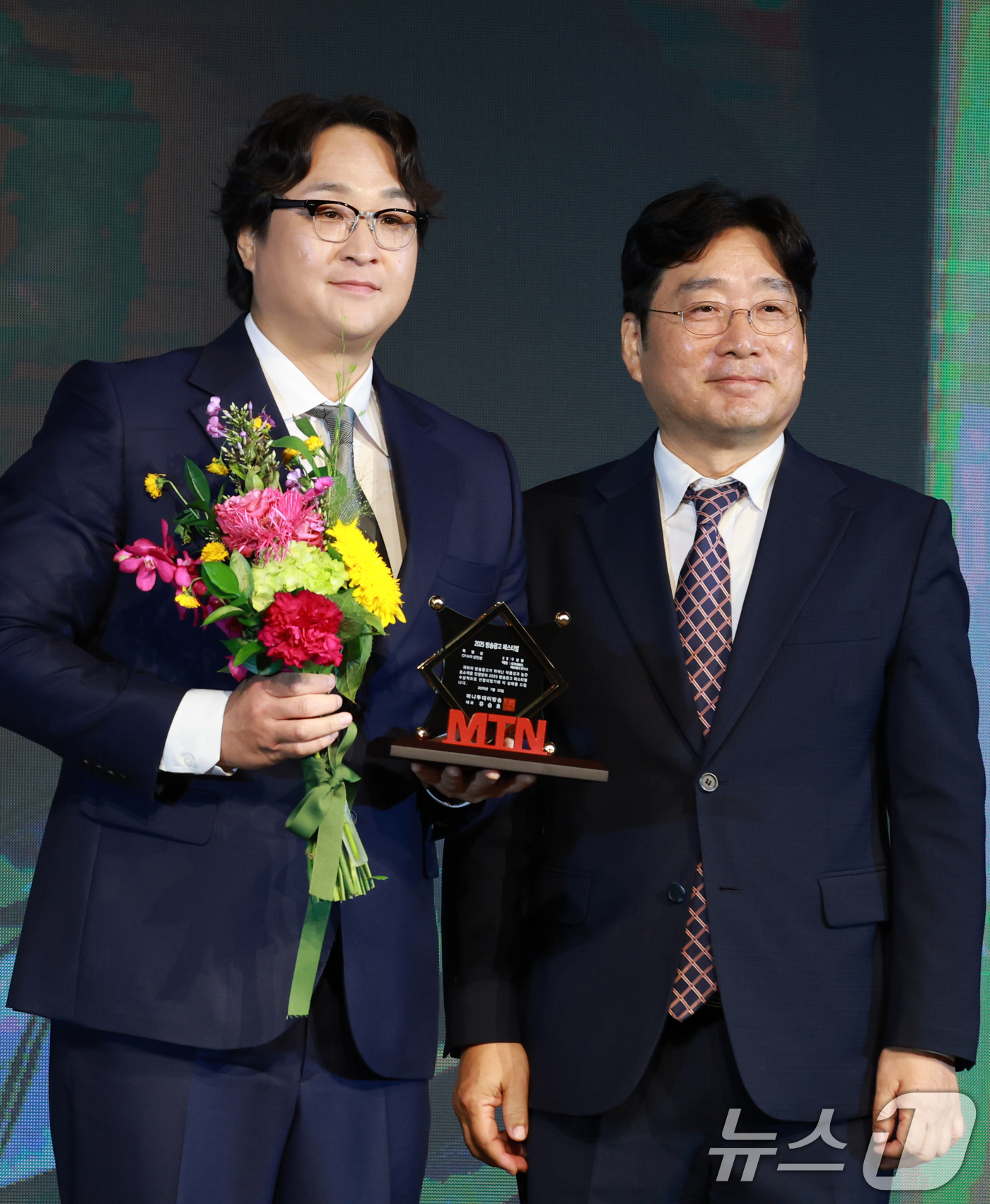 (서울=뉴스1) 권현진 기자 = 배우 구성환이 22일 서울 영등포구 중소기업중앙회에서 열린 '2025 방송광고페스티벌' 시상식에 참석해 CF스타신인상을 수상한 뒤 유승호 MTN 대 …