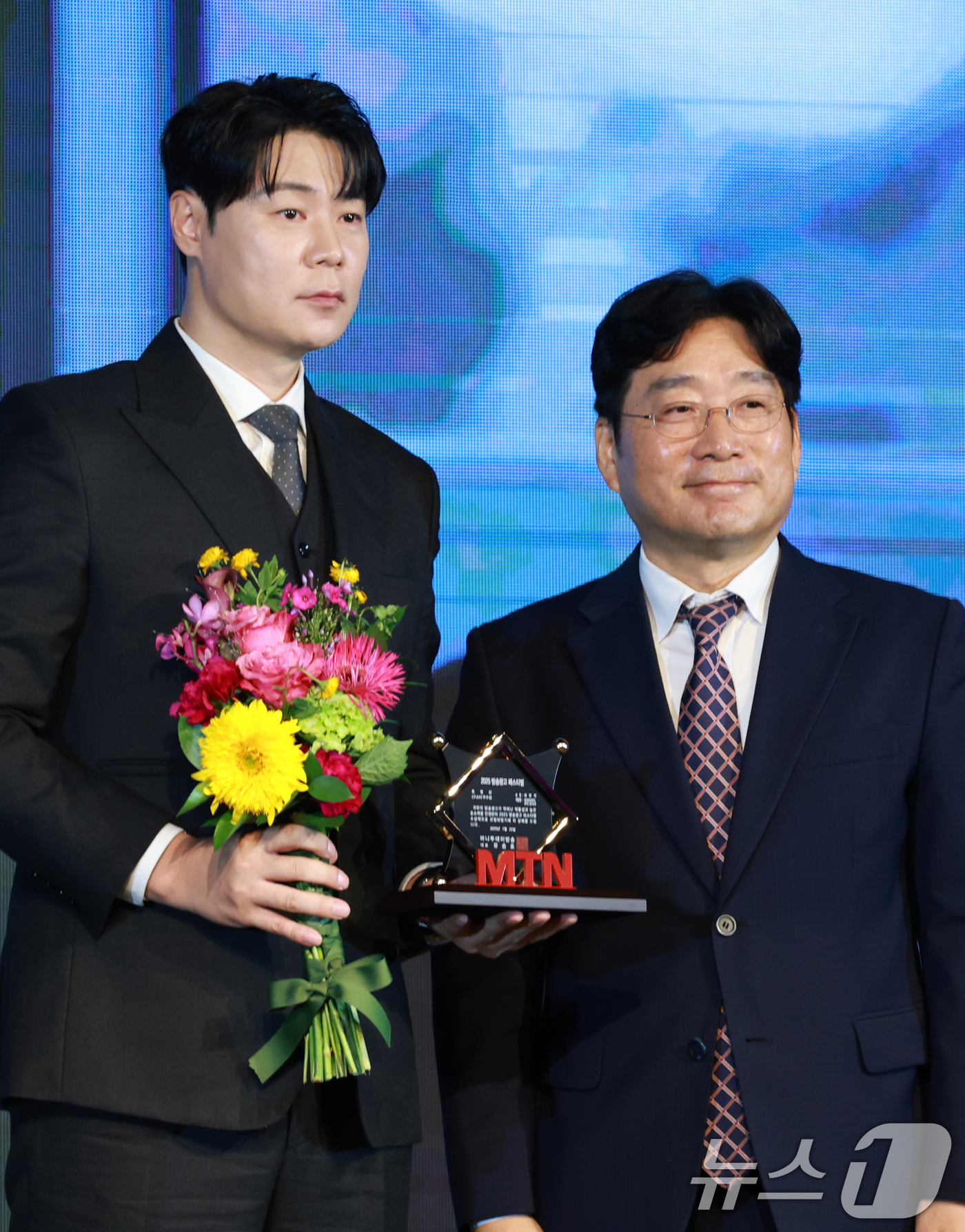 (서울=뉴스1) 권현진 기자 = 최현석 셰프가 22일 서울 영등포구 중소기업중앙회에서 열린 '2025 방송광고페스티벌' 시상식에 참석해 CF스타 우수상을 수상한 뒤 유승호 MTN …