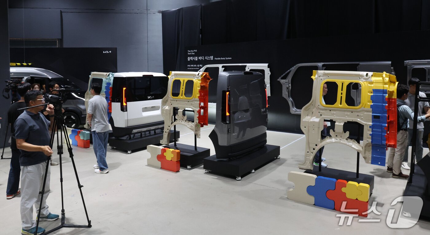 본문 이미지 - 22일 경기도 광명시 AK플라자에서 열린 '더 기아 PV5 테크 데이'에서 취재진이 PV5의 상품성과 기술 혁신 등을 살펴보고 있다. 2025.7.22/뉴스1 ⓒNews1 김명섭 기자