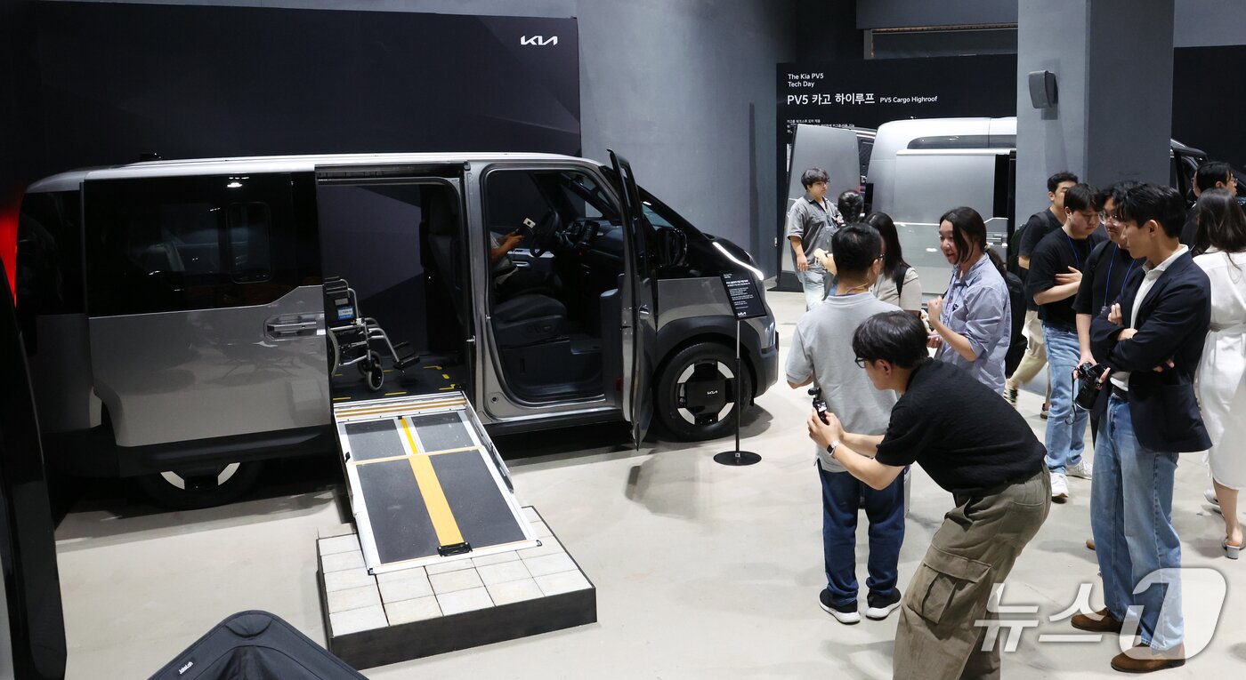 본문 이미지 - 22일 경기도 광명시 AK플라자에서 열린 '더 기아 PV5 테크 데이'에서 취재진이 PV5의 상품성과 기술 혁신 등을 살펴보고 있다.  2025.7.22/뉴스1 ⓒNews1 김명섭 기자