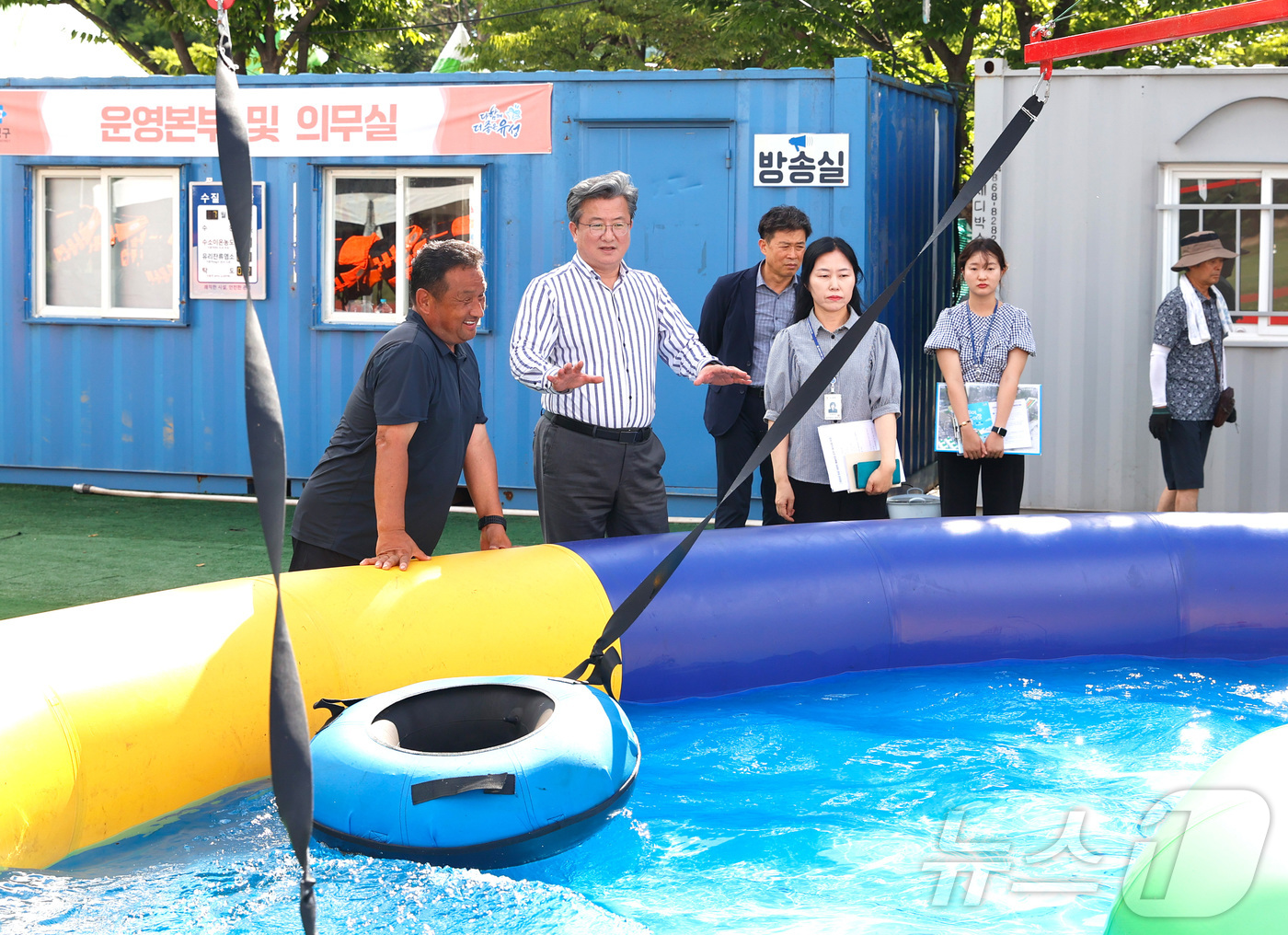(대전=뉴스1) 이동원 기자 = 정용래 대전 유성구청장이 오는 26일 ‘2025년 유성 어린이 물놀이장’ 개장을 앞두고 지난 21일 종합 안전점검을 실시했다.이번 점검은 어린이의 …