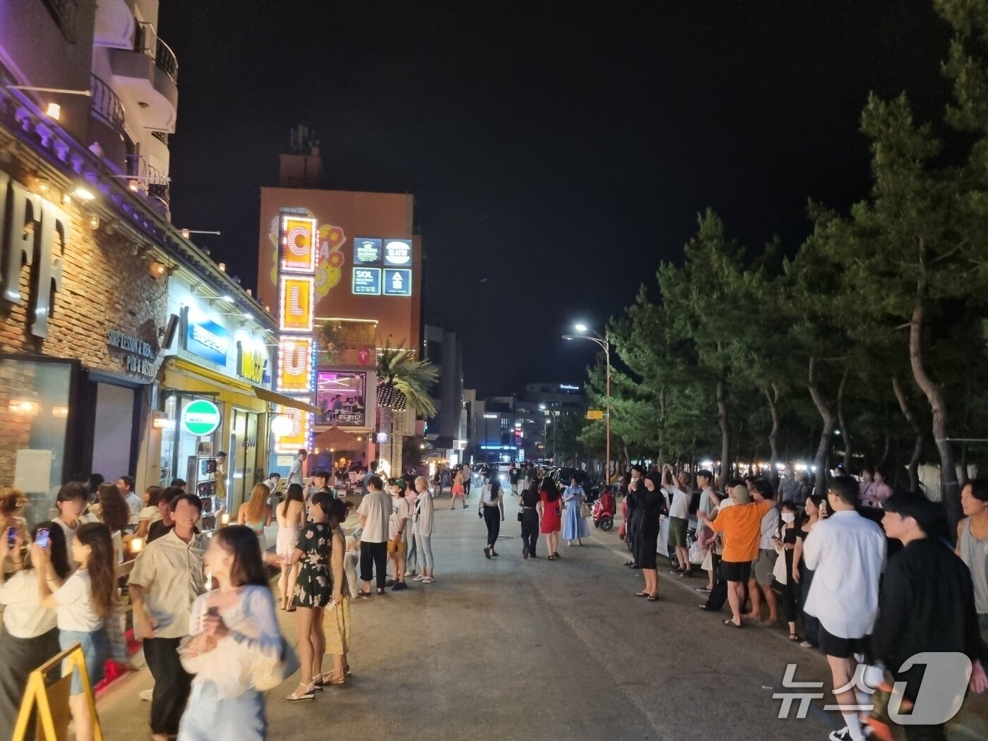 본문 이미지 - &#39;섶세권&#39; &#39;MZ 성지&#39;로 불린 양양군 인구해변의 여름밤 모습.&#40;뉴스1 DB&#41;