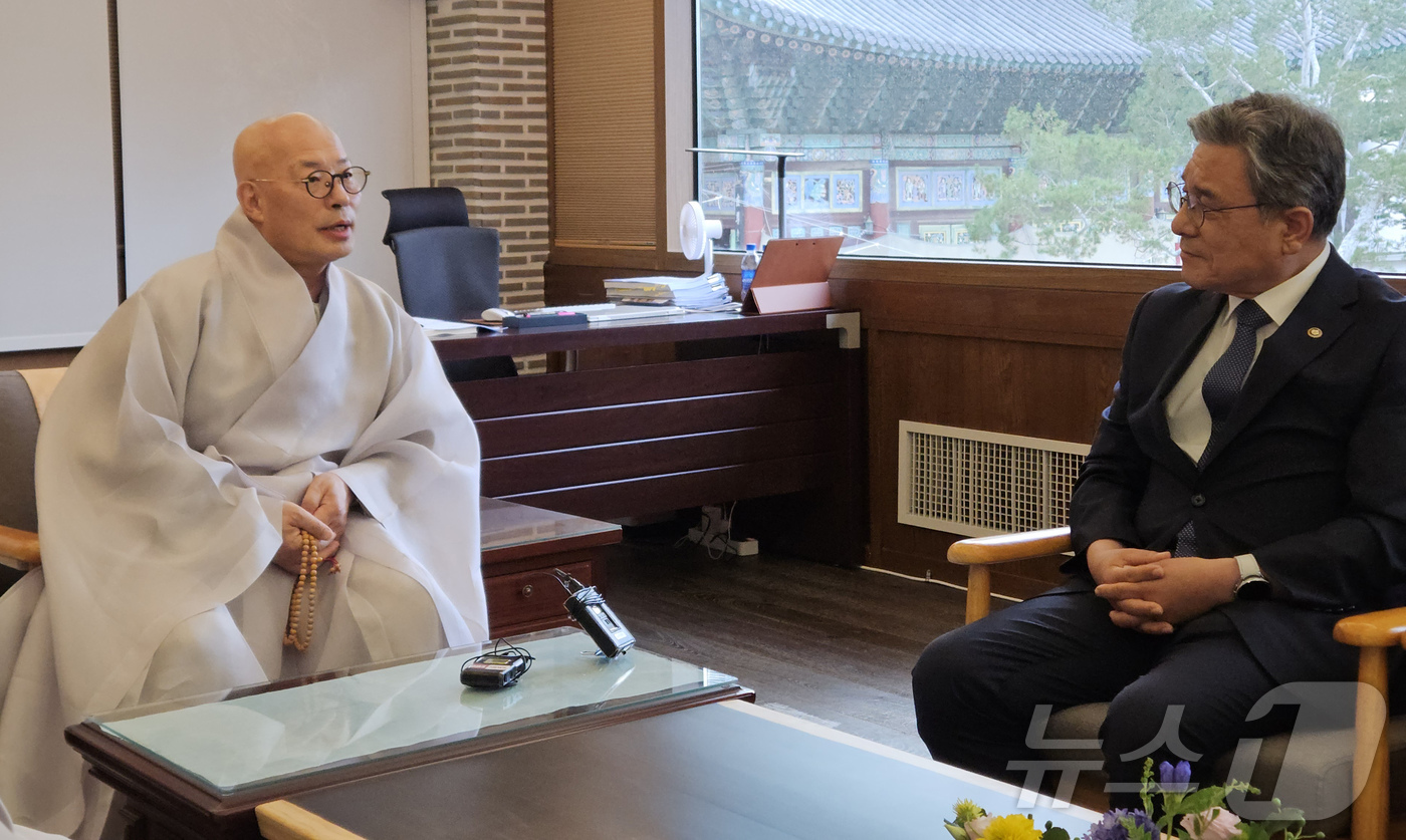 (서울=뉴스1) = 허민 국가유산청장(오른쪽)이 22일 서울 종로구 조계종 총무원에서 대한불교조계종 총무원장 진우스님을 예방, 불교문화유산과 전통문화 보존관리에 대해 환담하고 있다 …