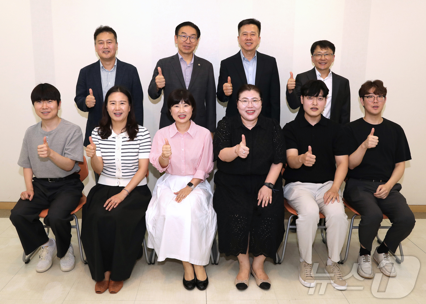 (서울=뉴스1) = 김완기 특허청장(뒷줄 왼쪽 두번째)이 22일 서울 강남구 특허청 서울사무소에서 열린 민원대응 개선 방안 논의 현장소통 간담회에서 민원업무 담당 직원들과 기념촬영 …