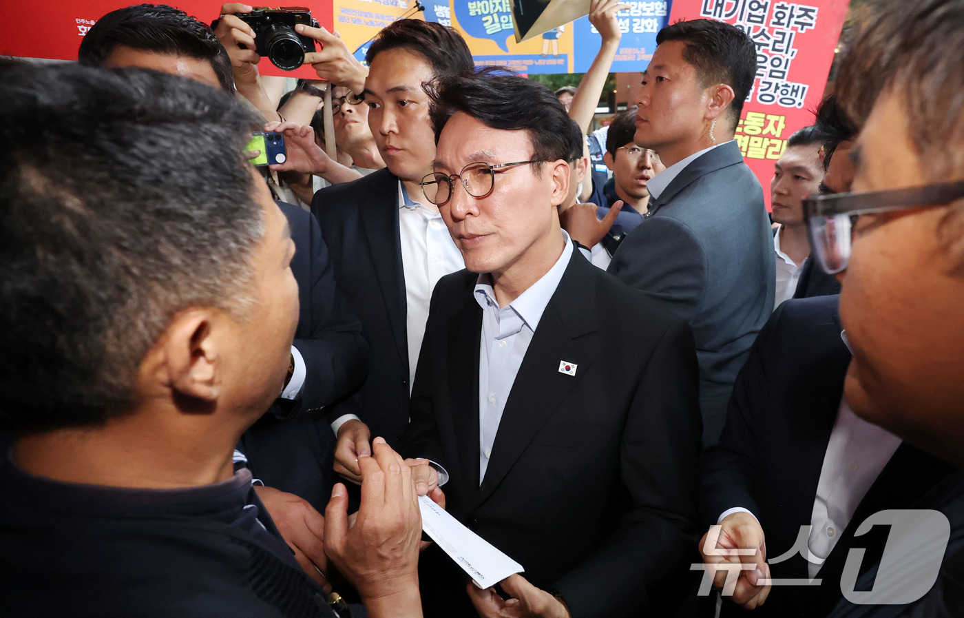 (서울=뉴스1) 청사사진기자단 = 민주노총 간담회에 참석하는 김민석 국무총리가 22일 오후 서울 중구 전국민주노동조합총연맹 앞에서 노조원들의 요구사항을 듣고 있다. 2025.7.2 …