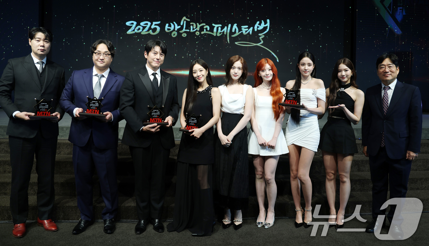 (서울=뉴스1) 권현진 기자 = 최현석 셰프(왼쪽부터)와 배우 구성환, 류수영, 조보아, 그룹 스테이씨, 유승호 머니투데이방송 대표가 22일 서울 영등포구 중소기업중앙회에서 열린 …