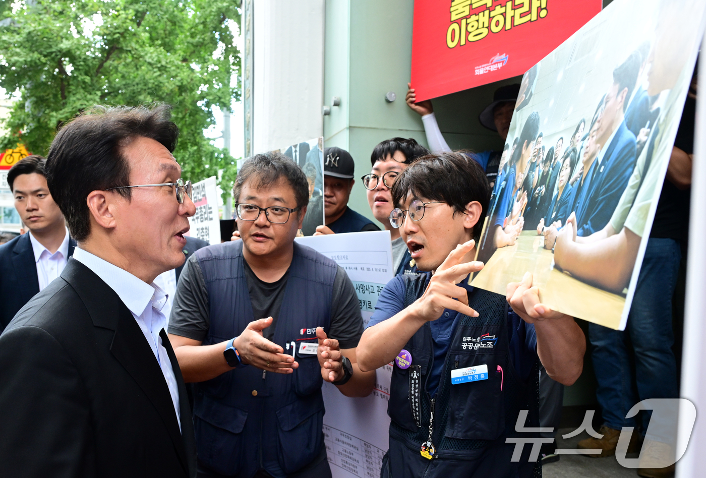 (서울=뉴스1) 청사사진기자단 = 김민석 국무총리가 22일 오후 서울 중구 민주노총을 방문한 가운데 민주노총 소속 노조원들이 김 총리를 향해 요구사항 이행을 촉구하고 있다. 202 …