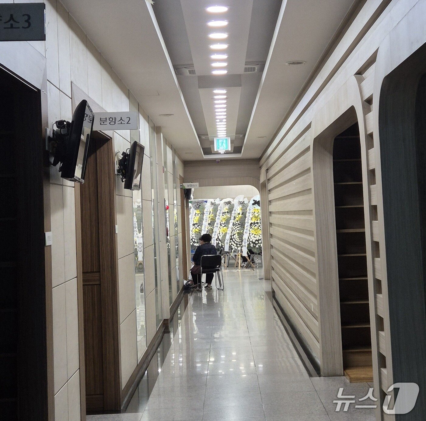 본문 이미지 -  지난 21일 가평군 북면 제령리 흙더미에서 숨진 채 발견된 민 모 씨&#40;73&#41;의 빈소./뉴스1 양희문 기자