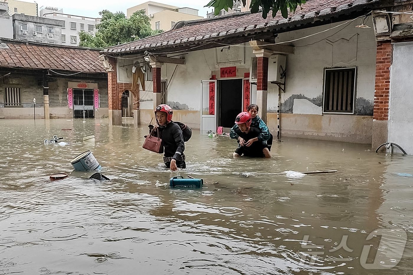 (샤먼성 AFP=뉴스1) 김경민 기자 = 구조대원들이 11일(현지시간) 중국 남동부 샤먼성에서 폭우로 침수된 집에서 사람들을 구조하고 있다. 2025.7.11ⓒ AFP=뉴스1