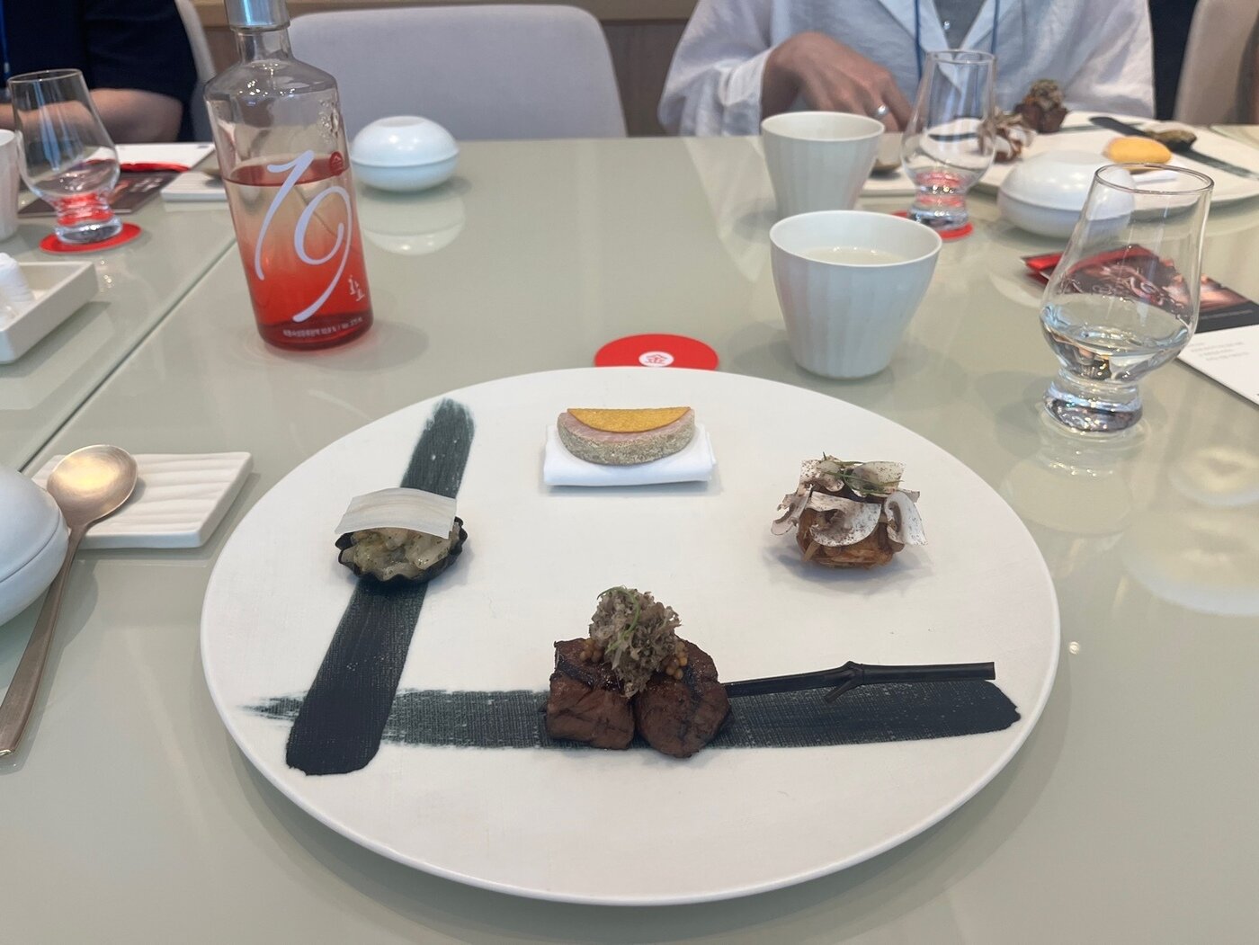 본문 이미지 - 화요가 준비한 페어링 메뉴 전갱이무침·녹두전·새우강정·채끝구이.