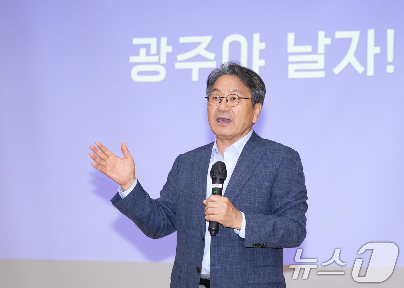 (광주=뉴스1) 박준배 기자 = 강기정 광주시장이 22일 오후 광주교통문화연수원에서 열린 ‘택시요금 현실화를 위한 광주시민 공청회’에 참석해 인사말을 하고 있다. (광주시 제공. …