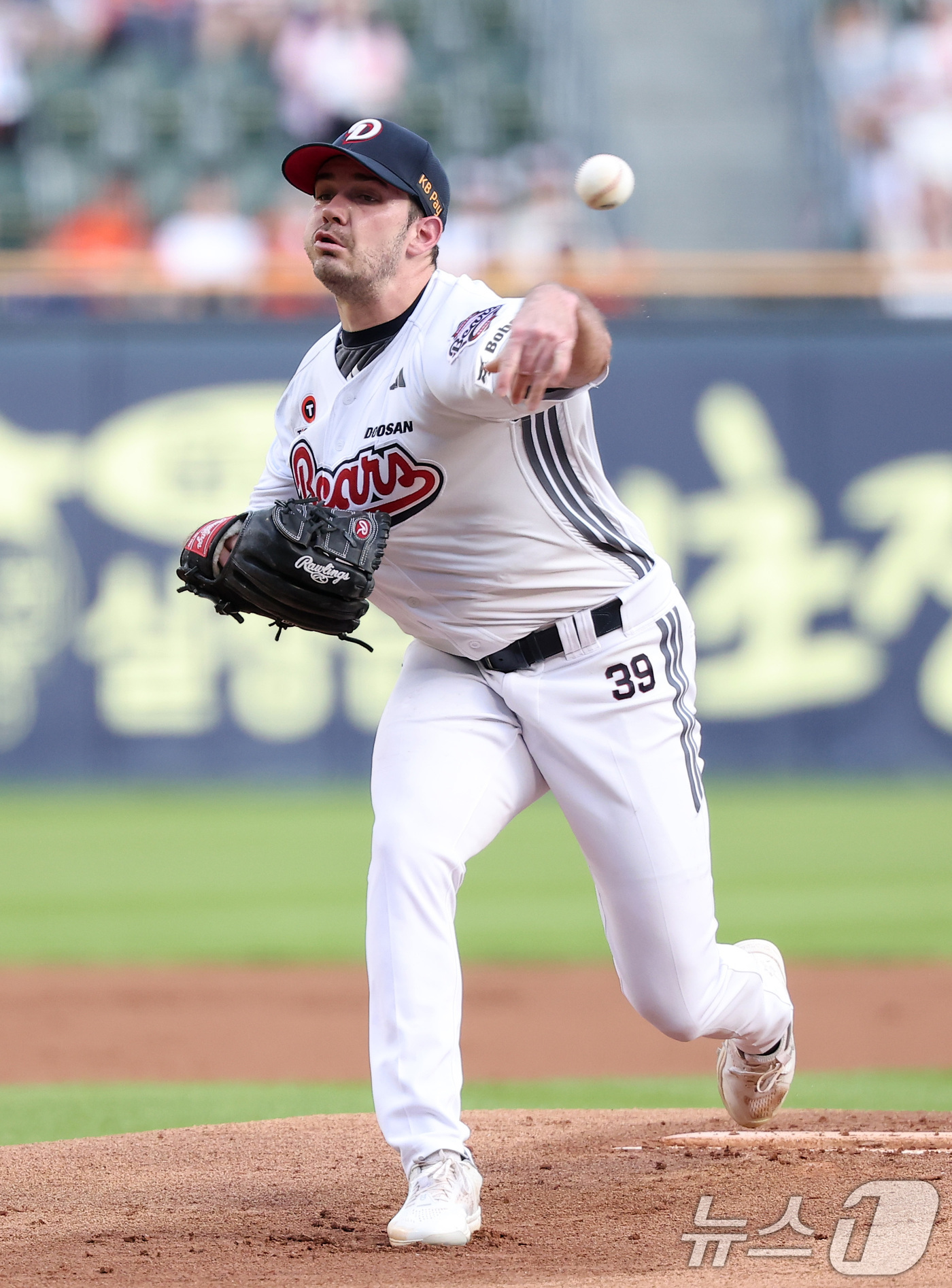 (서울=뉴스1) 김성진 기자 = 22일 서울 송파구 잠실야구장에서 열린 프로야구 '2025 신한 SOL뱅크 KBO 리그' 한화 이글스와 두산 베어스의 경기, 두산 선발 잭로그가 역 …