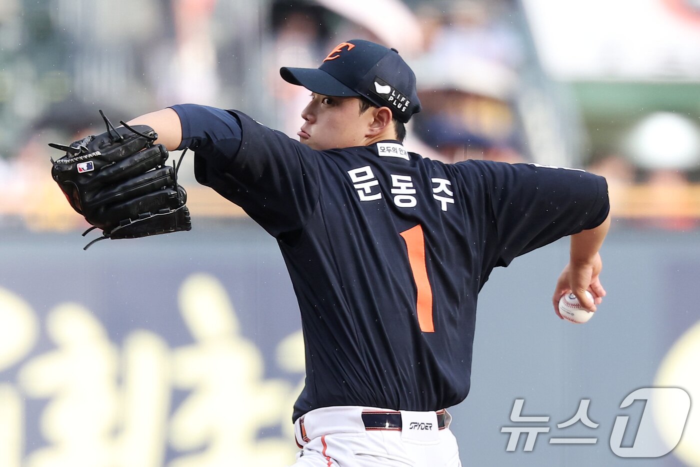 본문 이미지 - 22일 서울 송파구 잠실야구장에서 열린 프로야구 '2025 신한 SOL뱅크 KBO 리그' 한화 이글스와 두산 베어스의 경기, 한화 선발 문동주가 역투하고 있다. 2025.7.22/뉴스1 ⓒ News1 김성진 기자