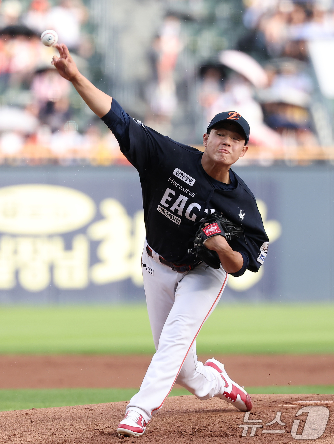 (서울=뉴스1) 김성진 기자 = 22일 서울 송파구 잠실야구장에서 열린 프로야구 '2025 신한 SOL뱅크 KBO 리그' 한화 이글스와 두산 베어스의 경기, 한화 선발 문동주가 역 …