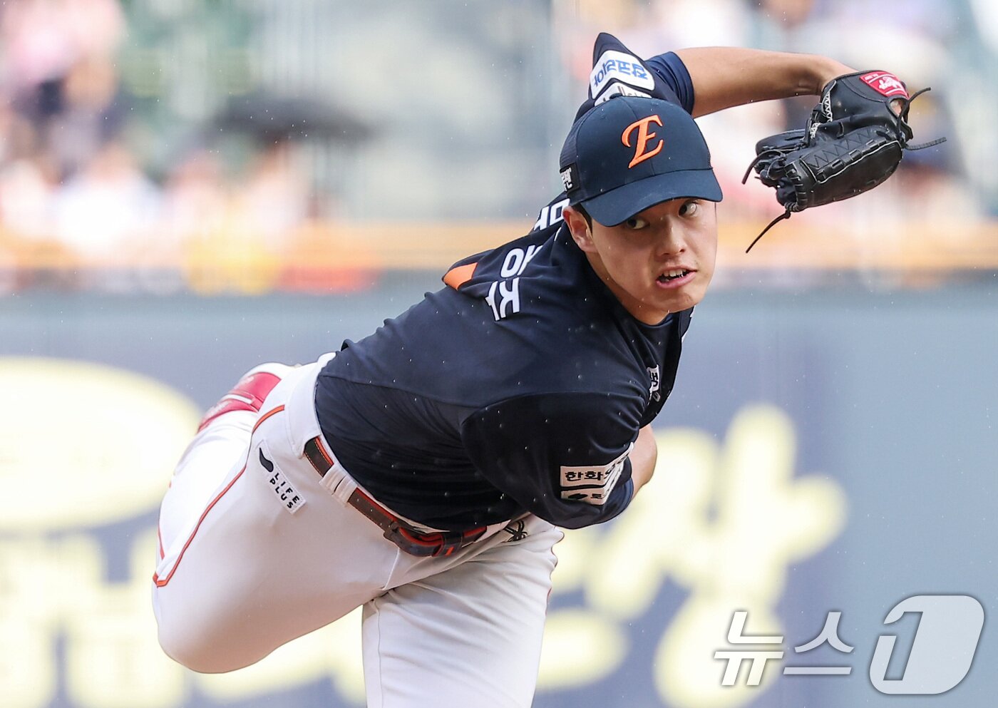 본문 이미지 - 22일 서울 송파구 잠실야구장에서 열린 프로야구 &#39;2025 신한 SOL뱅크 KBO 리그&#39; 한화 이글스와 두산 베어스의 경기, 한화 선발 문동주가 역투하고 있다. 2025.7.22/뉴스1 ⓒ News1 김성진 기자