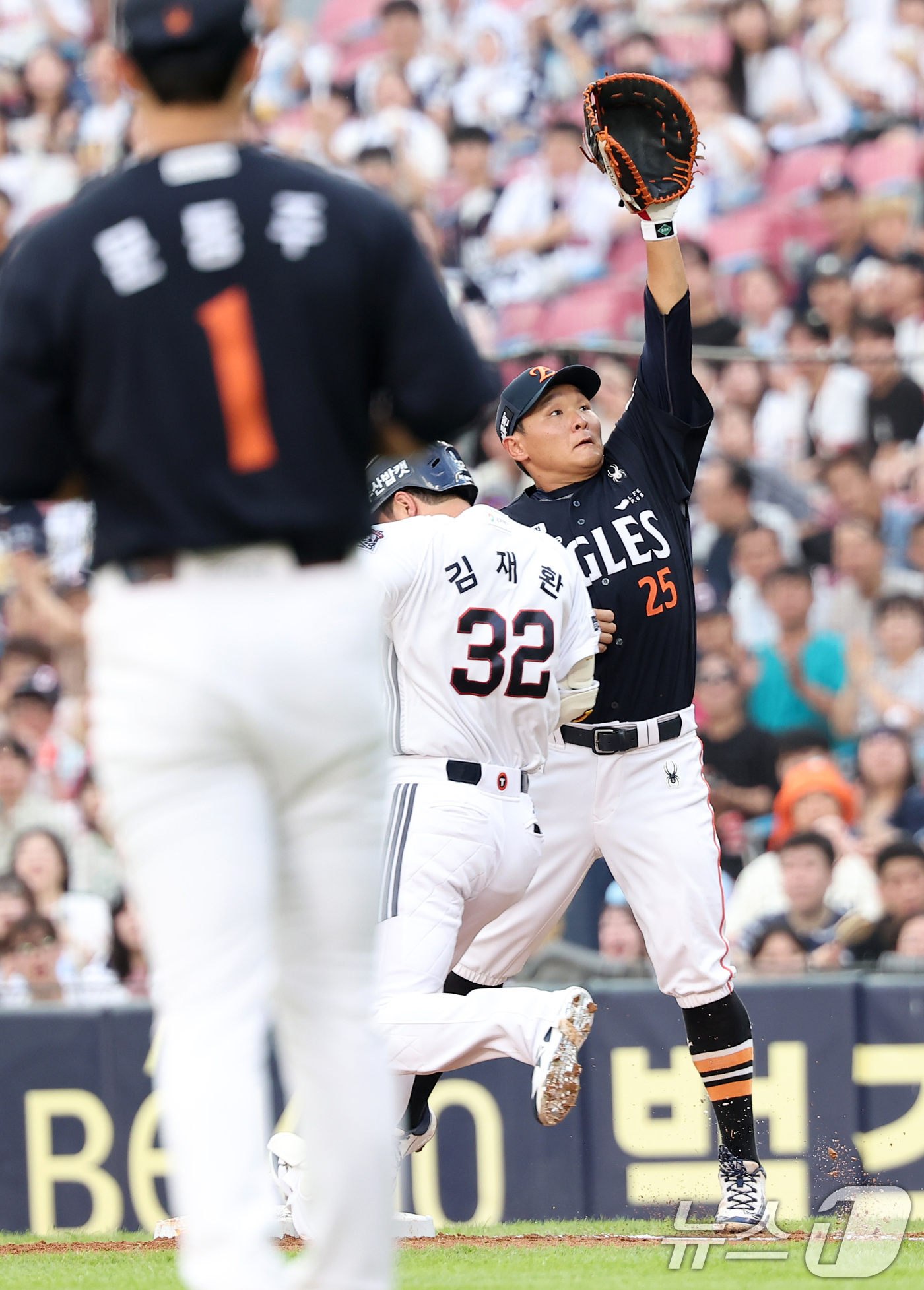 (서울=뉴스1) 김성진 기자 = 22일 서울 송파구 잠실야구장에서 열린 프로야구 '2025 신한 SOL뱅크 KBO 리그' 한화 이글스와 두산 베어스의 경기, 두산 김재환이 2회말 …