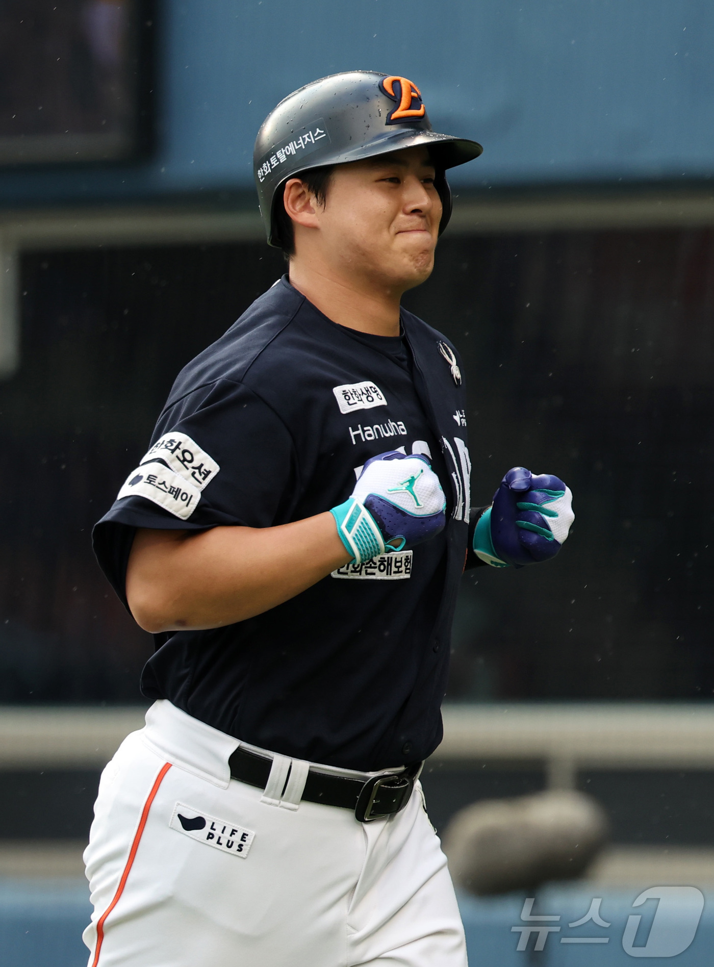 (서울=뉴스1) 김성진 기자 = 22일 서울 송파구 잠실야구장에서 열린 프로야구 '2025 신한 SOL뱅크 KBO 리그' 한화 이글스와 두산 베어스의 경기, 한화 노시환이 2회초 …