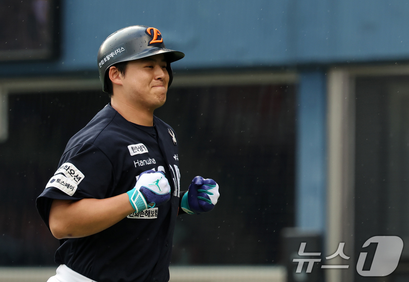 (서울=뉴스1) 김성진 기자 = 22일 서울 송파구 잠실야구장에서 열린 프로야구 '2025 신한 SOL뱅크 KBO 리그' 한화 이글스와 두산 베어스의 경기, 한화 노시환이 2회초 …