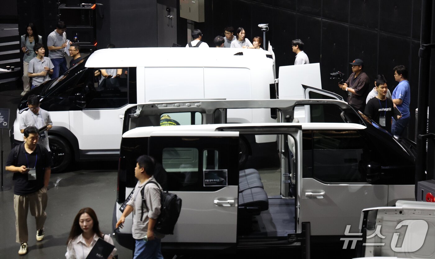 본문 이미지 - 22일 경기도 광명시 AK플라자에서 열린 '더 기아 PV5 테크 데이'에서 취재진이 PV5의 상품성과 기술 혁신 등을 살펴보고 있다.   2025.7.22/뉴스1 ⓒNews1 김명섭 기자