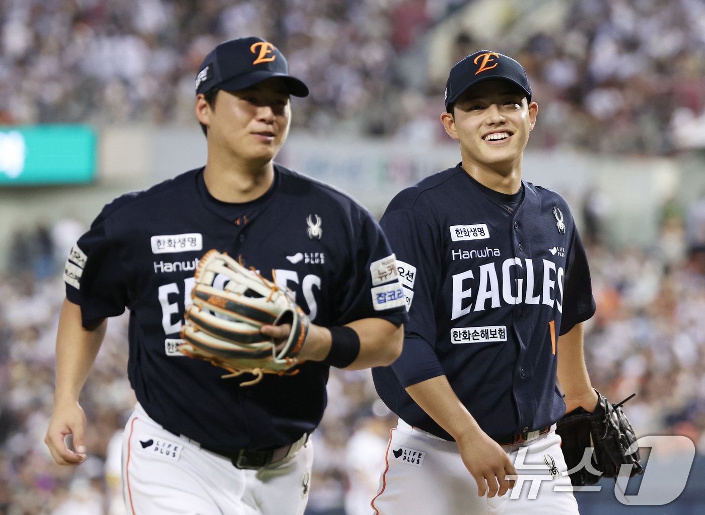 (서울=뉴스1) 김성진 기자 = 22일 서울 송파구 잠실야구장에서 열린 프로야구 '2025 신한 SOL뱅크 KBO 리그' 한화 이글스와 두산 베어스의 경기, 한화 문동주가 5회까지 …