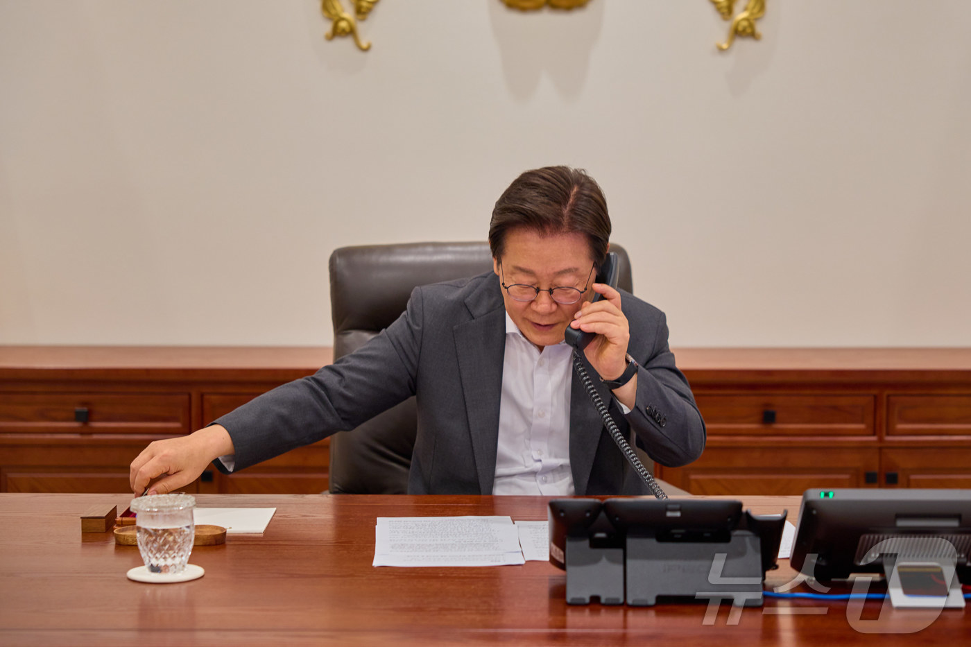 (서울=뉴스1) 허경 기자 = 이재명 대통령이 22일 서울 용산 대통령실 청사 집무실에서 타밈 빈 하마드 알 싸니 카타르 국왕과 전화 통화하고 있다. (대통령실 제공. 재판매 및 …