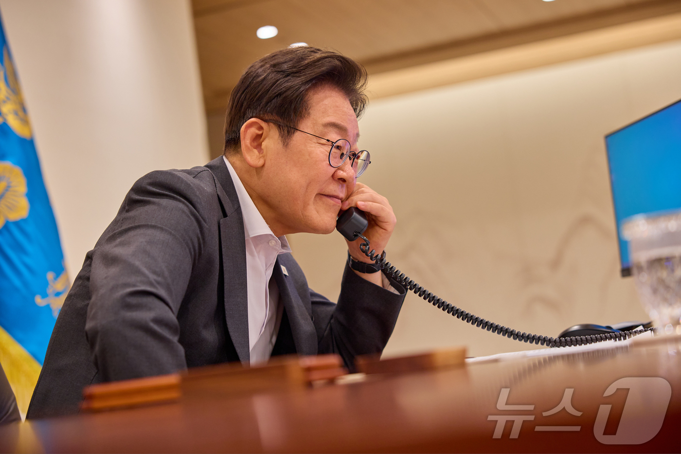 (서울=뉴스1) 허경 기자 = 이재명 대통령이 22일 서울 용산 대통령실 청사 집무실에서 타밈 빈 하마드 알 싸니 카타르 국왕과 전화 통화하고 있다. (대통령실 제공. 재판매 및 …