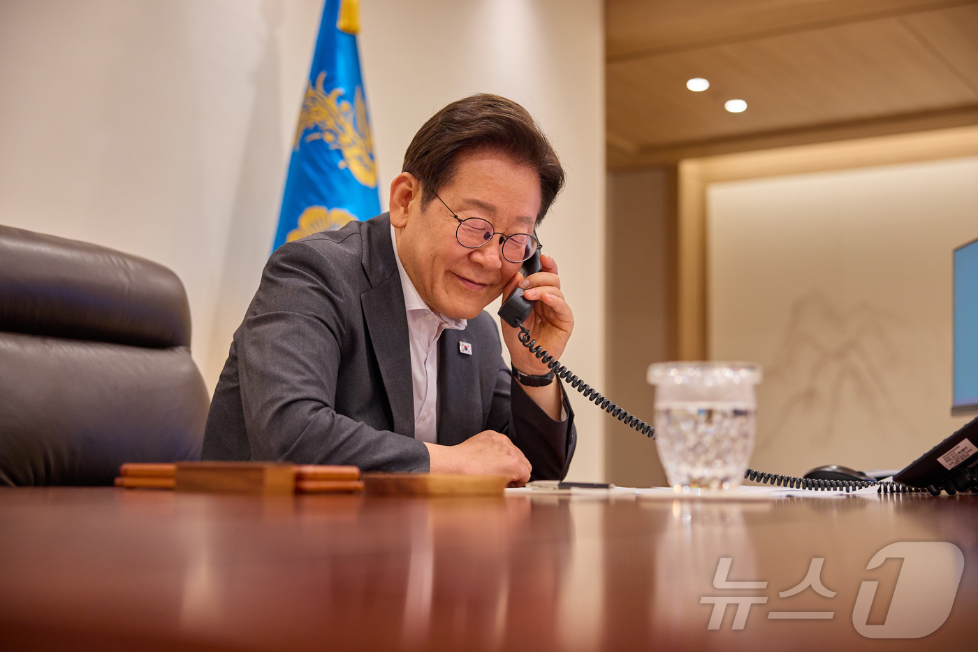 (서울=뉴스1) 허경 기자 = 이재명 대통령이 22일 서울 용산 대통령실 청사 집무실에서 타밈 빈 하마드 알 싸니 카타르 국왕과 전화 통화하고 있다. (대통령실 제공. 재판매 및 …