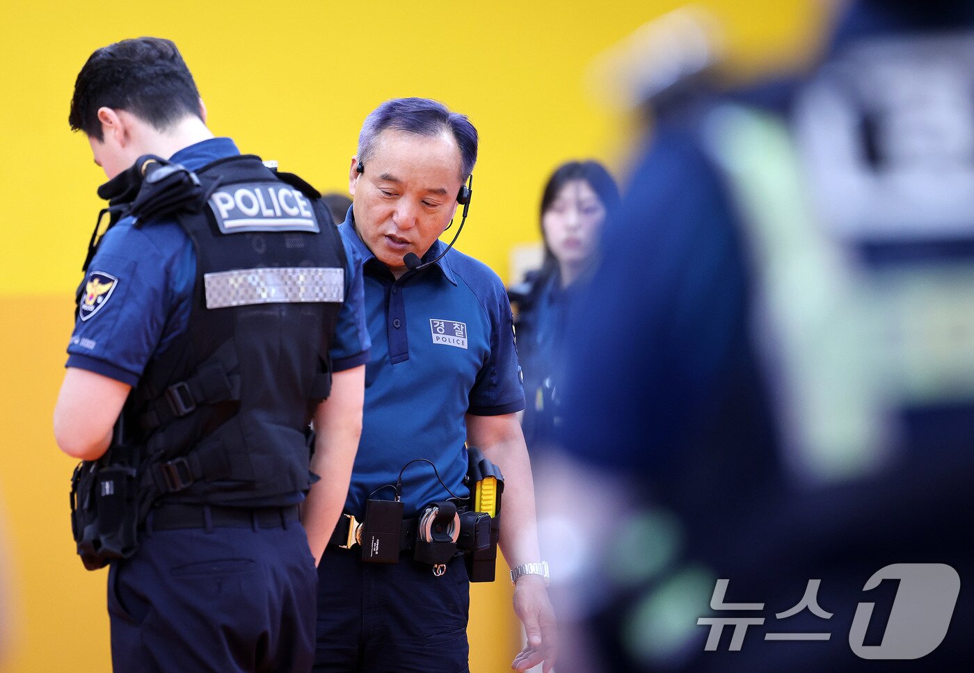 본문 이미지 - 손병철 충정로 지구대장이 지난 22일 서울 종로구 서울경찰청 상무관에서 지역경찰 대상 흉기 대응 실전훈련을 지도하고 있다. ⓒ News1 박지혜 기자
