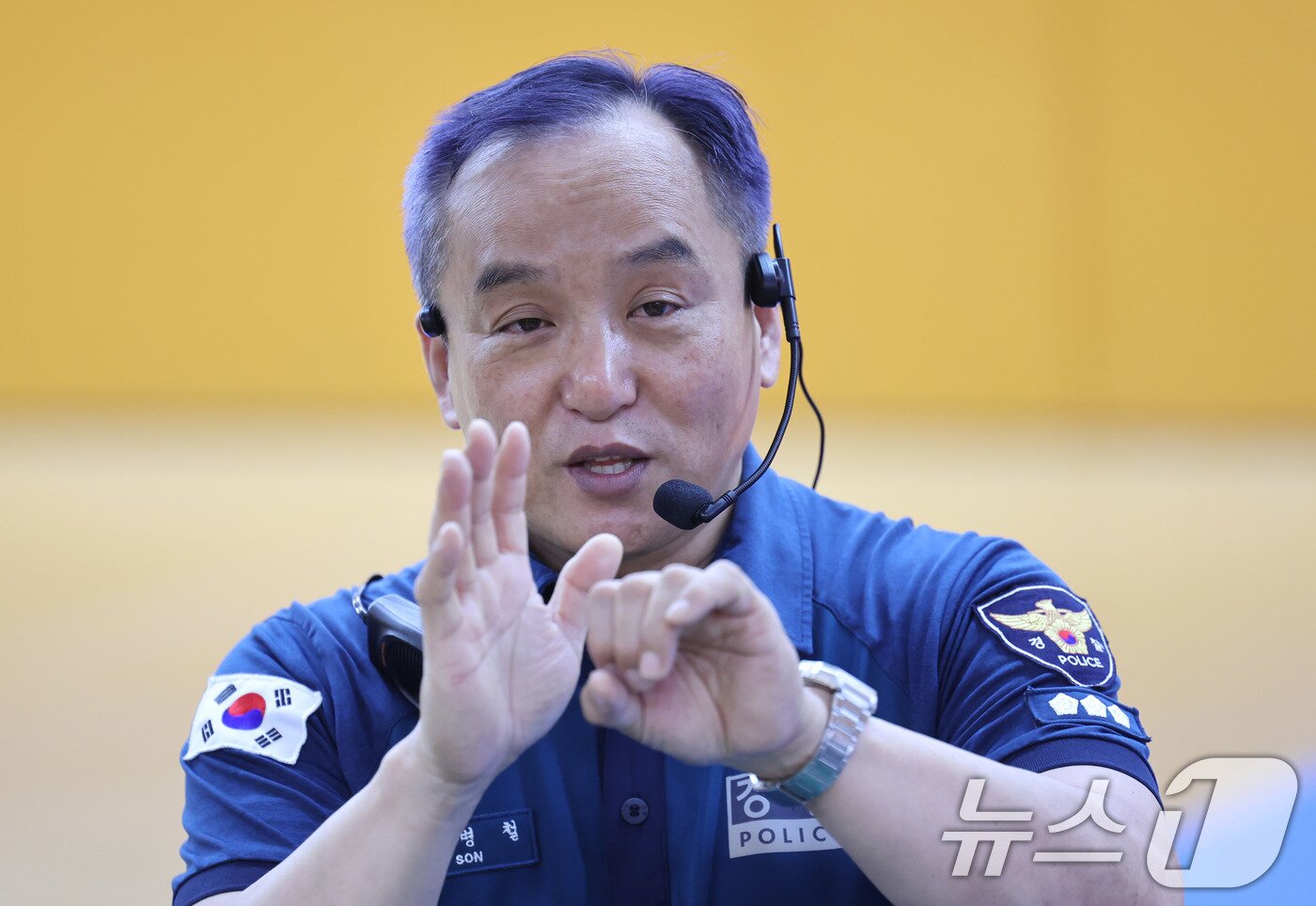 본문 이미지 - 손병철 충정로 지구대장이 지난 22일 서울 종로구 서울경찰청 상무관에서 지역경찰 대상 흉기 대응 실전훈련을 지도하고 있다. ⓒ News1 박지혜 기자