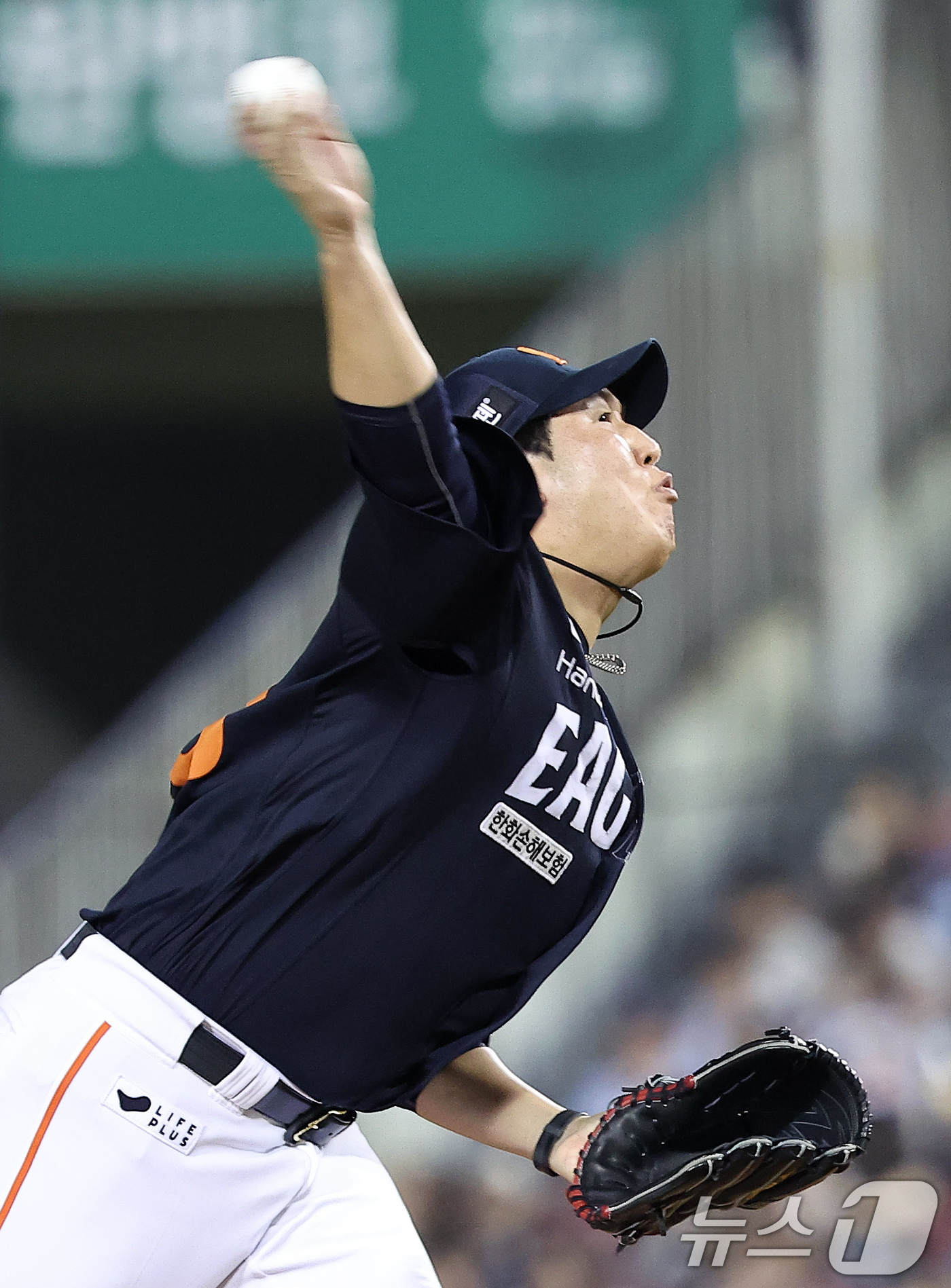 (서울=뉴스1) 김성진 기자 = 22일 서울 송파구 잠실야구장에서 열린 프로야구 '2025 신한 SOL뱅크 KBO 리그' 한화 이글스와 두산 베어스의 경기, 한화 박상원이 7회말 …