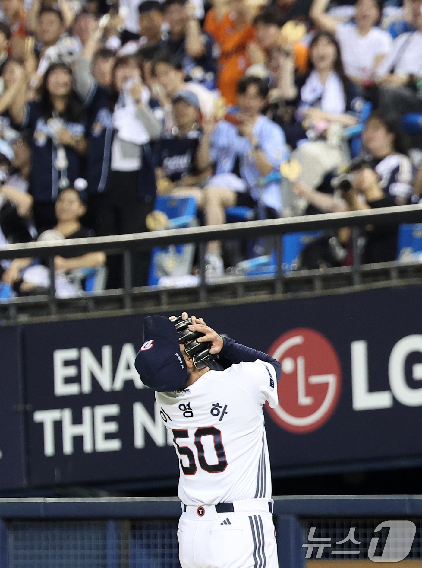 (서울=뉴스1) 김성진 기자 = 22일 서울 송파구 잠실야구장에서 열린 프로야구 '2025 신한 SOL뱅크 KBO 리그' 한화 이글스와 두산 베어스의 경기, 두산 이영하가 8회초 …