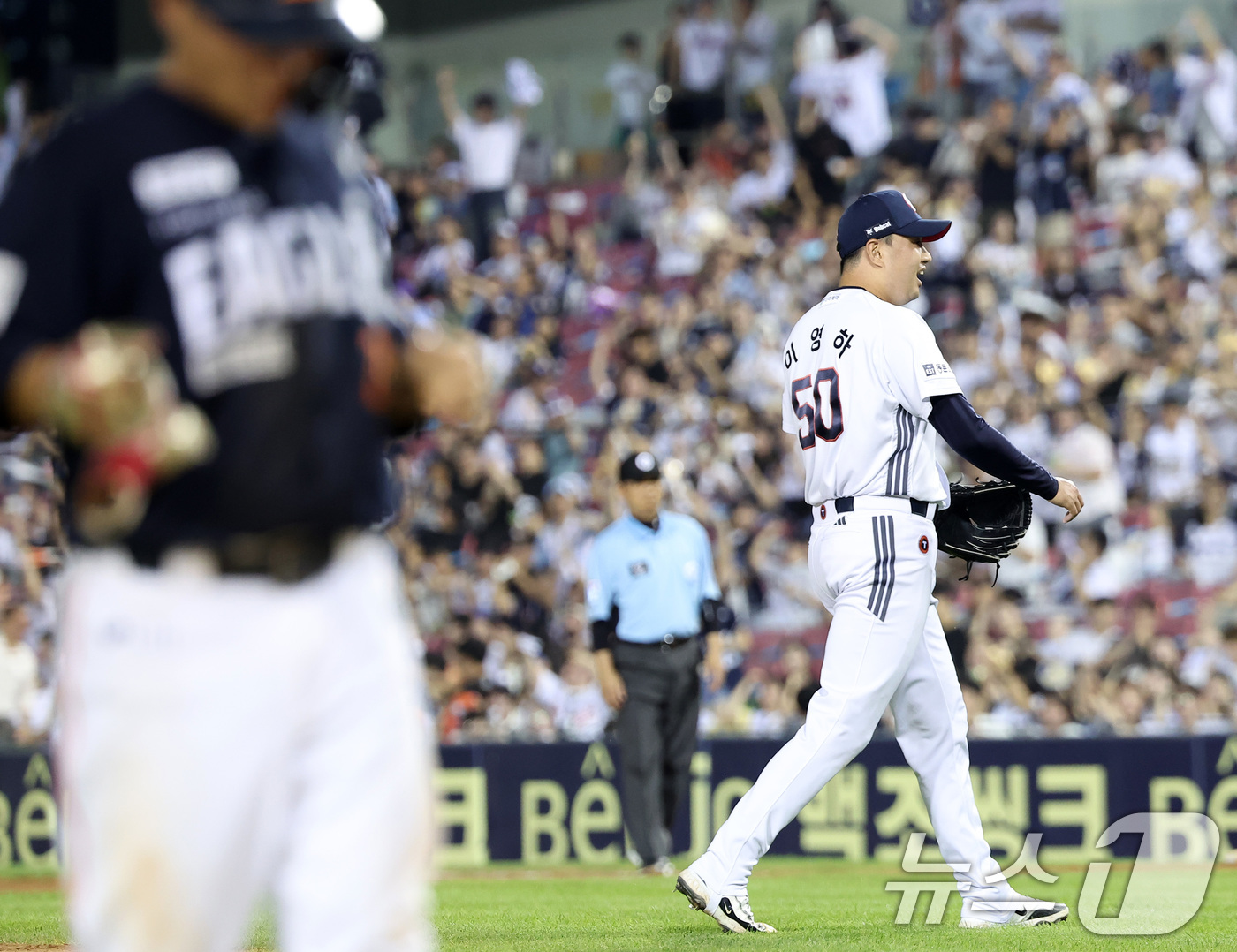 (서울=뉴스1) 김성진 기자 = 22일 서울 송파구 잠실야구장에서 열린 프로야구 '2025 신한 SOL뱅크 KBO 리그' 한화 이글스와 두산 베어스의 경기, 두산 이영하가 8회초 …