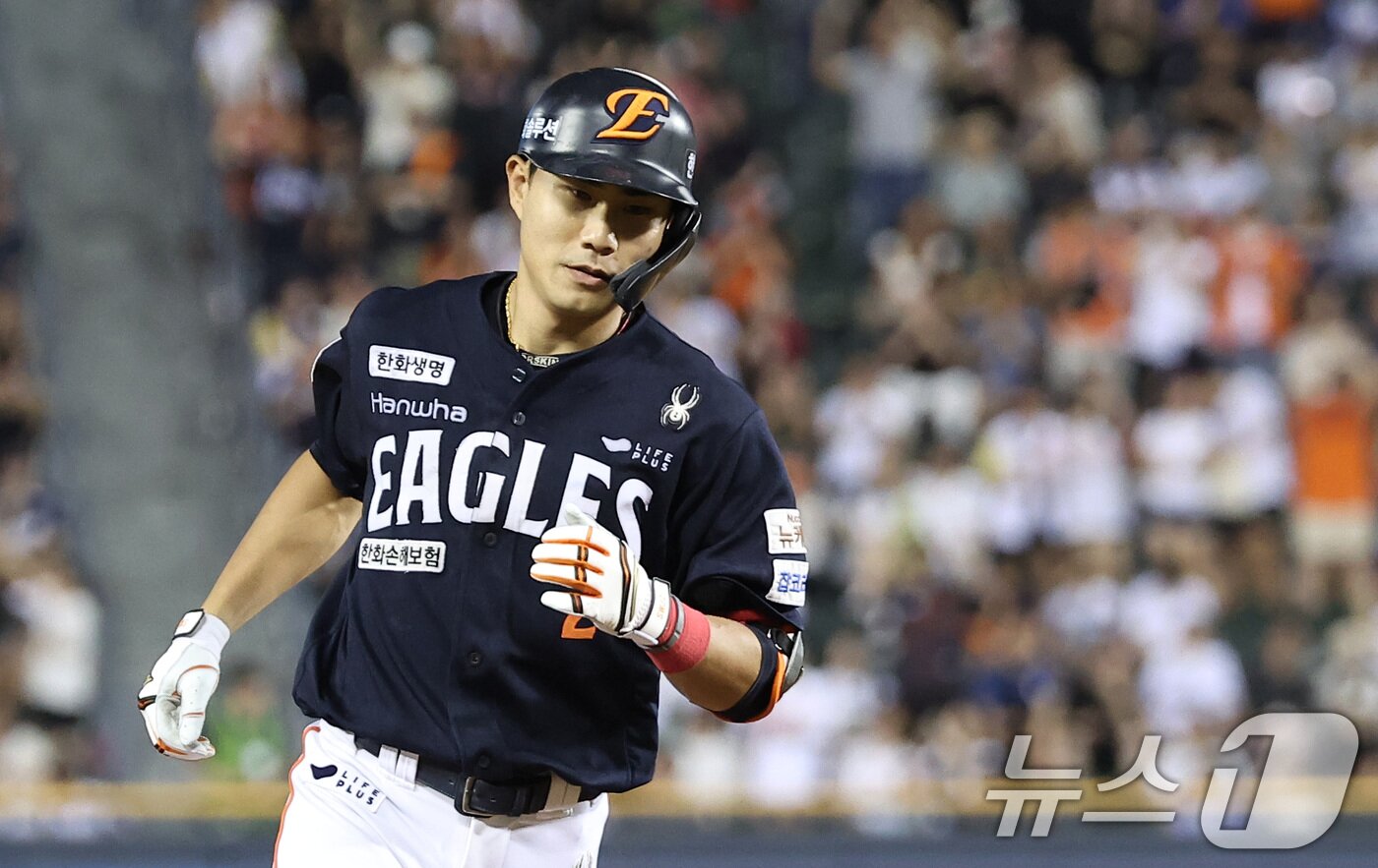본문 이미지 - 22일 서울 송파구 잠실야구장에서 열린 프로야구 &#39;2025 신한 SOL뱅크 KBO 리그&#39; 한화 이글스와 두산 베어스의 경기, 한화 심우준이 9회초 2사 솔로홈런을 터뜨린 후 그라운드를 돌고 있다. 2025.7.22/뉴스1 ⓒ News1 김성진 기자