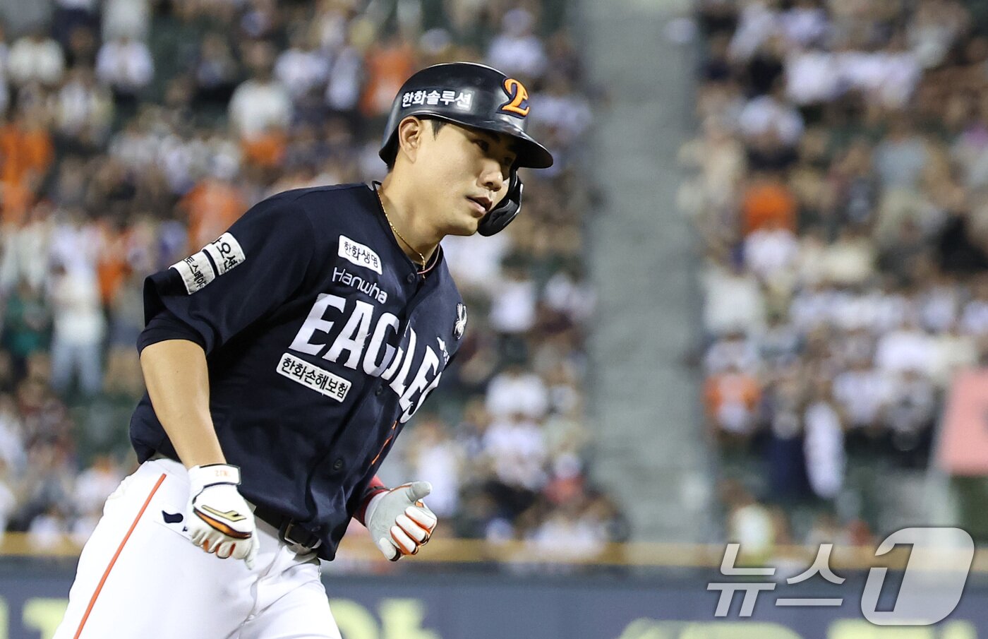 본문 이미지 - 22일 서울 송파구 잠실야구장에서 열린 프로야구 '2025 신한 SOL뱅크 KBO 리그' 한화 이글스와 두산 베어스의 경기, 한화 심우준이 9회초 2사 솔로홈런을 터뜨린 후 그라운드를 돌고 있다. 2025.7.22/뉴스1 ⓒ News1 김성진 기자