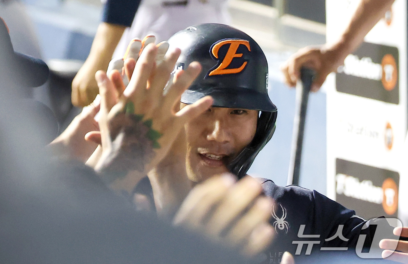 (서울=뉴스1) 김성진 기자 = 22일 서울 송파구 잠실야구장에서 열린 프로야구 '2025 신한 SOL뱅크 KBO 리그' 한화 이글스와 두산 베어스의 경기, 한화 심우준이 9회초 …