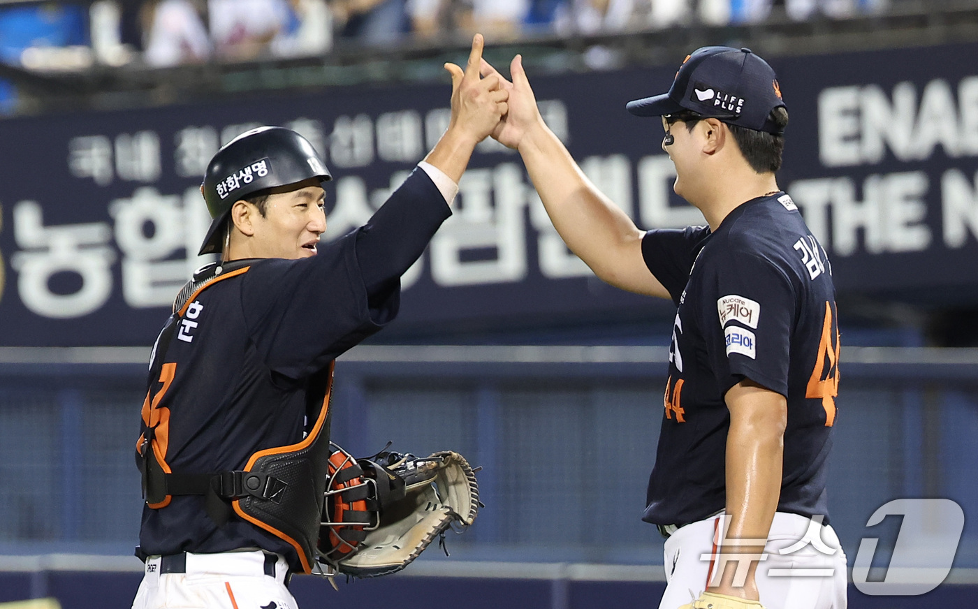 (서울=뉴스1) 김성진 기자 = 한화 최재훈과 김서현이 22일 서울 송파구 잠실야구장에서 열린 프로야구 '2025 신한 SOL뱅크 KBO 리그' 한화 이글스와 두산 베어스의 경기에 …