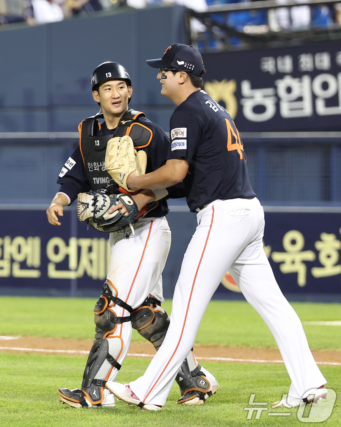 (서울=뉴스1) 김성진 기자 = 한화 최재훈과 김서현이 22일 서울 송파구 잠실야구장에서 열린 프로야구 '2025 신한 SOL뱅크 KBO 리그' 한화 이글스와 두산 베어스의 경기에 …