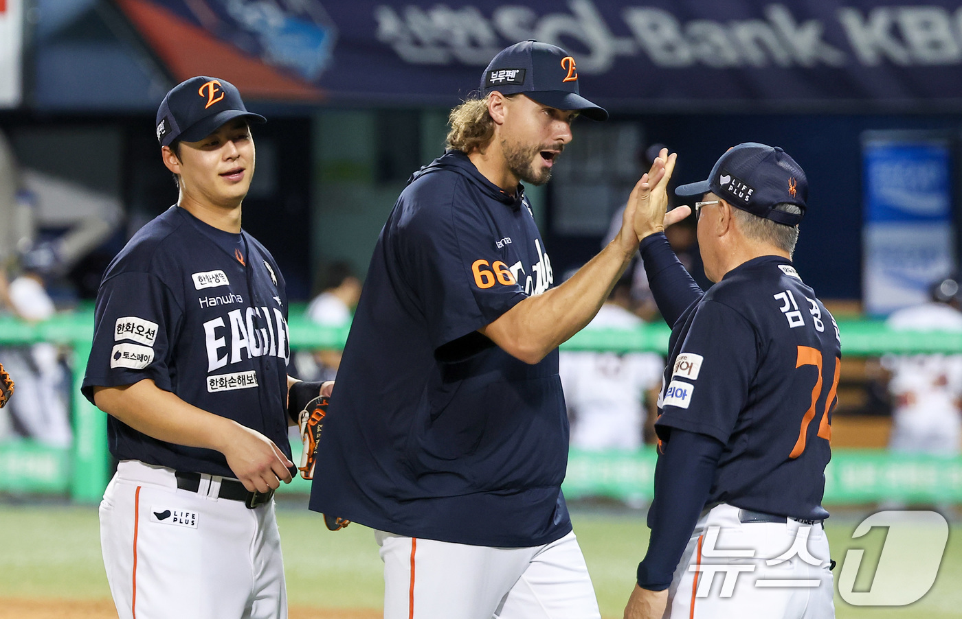 (서울=뉴스1) 김성진 기자 = 한화 노시환과 와이스가 22일 서울 송파구 잠실야구장에서 열린 프로야구 '2025 신한 SOL뱅크 KBO 리그' 한화 이글스와 두산 베어스의 경기에 …
