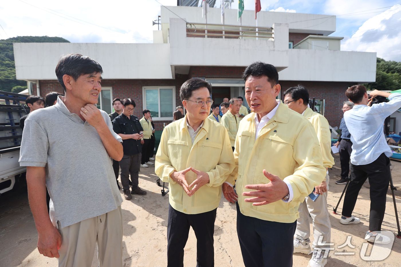 본문 이미지 -  서태원 경기 가평군수&#40;사진 오른쪽&#41;가 22일 김동연 경기도지사&#40;사진 가운데&#41;와 수해 관련 피해 상황에 대해 얘기를 나누고 있다.&#40;가평군 제공&#41;/뉴스1