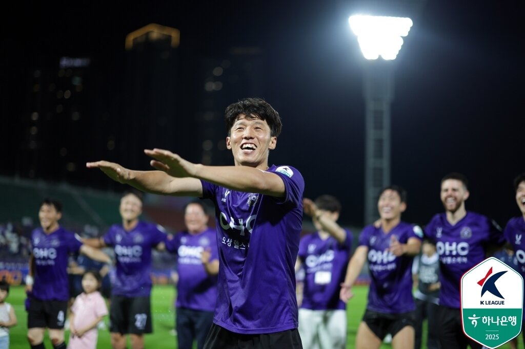 본문 이미지 - 승리 후 기뻐하는 김보경&#40;가운데&#41;&#40;한국프로축구연맹 제공&#41; 