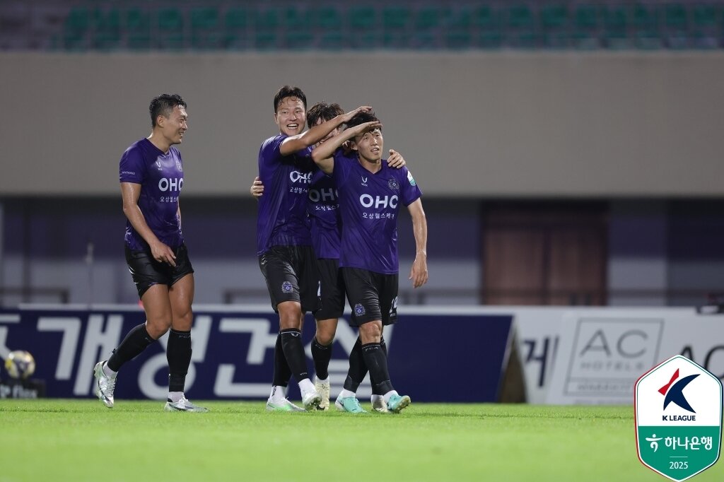 본문 이미지 - 동료들과 함께 기뻐하는 권경원(한국프로축구연맹 제공) 