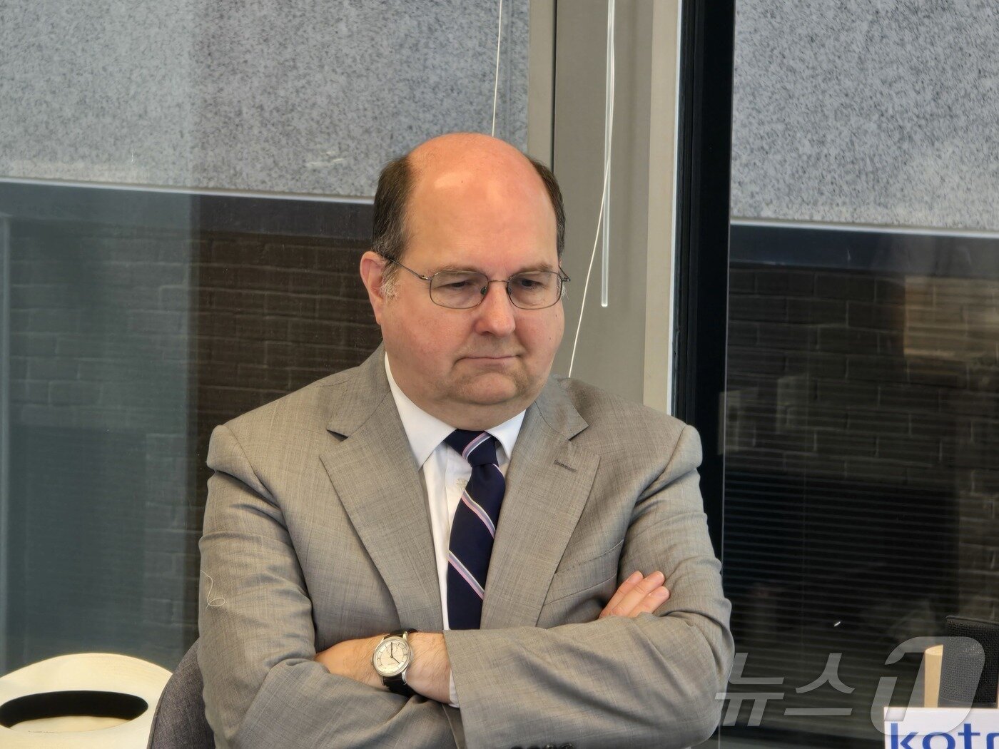 본문 이미지 - 스티븐 본 전 미무역대표부&#40;USTR&#41; 법무실장이 22일&#40;현지시간&#41; 미국 워싱턴DC에서 한국 기자들과 만나 한미 간 무역협상과 관련한 질문을 듣고 있다. ⓒ News1 류정민 특파원