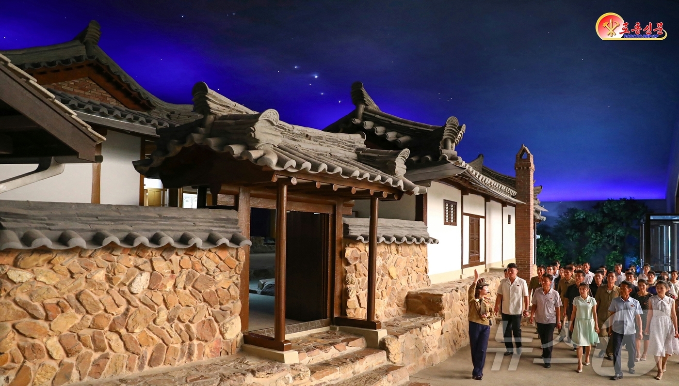 (평양 노동신문=뉴스1) = 북한 노동당 기관지 노동신문은 23일 조국해방전쟁사적지에서 "(인민들이) 위대한 수령님의 불멸의 전승업적을 가슴깊이 새기고 있다"고 보도했다. [국내에 …