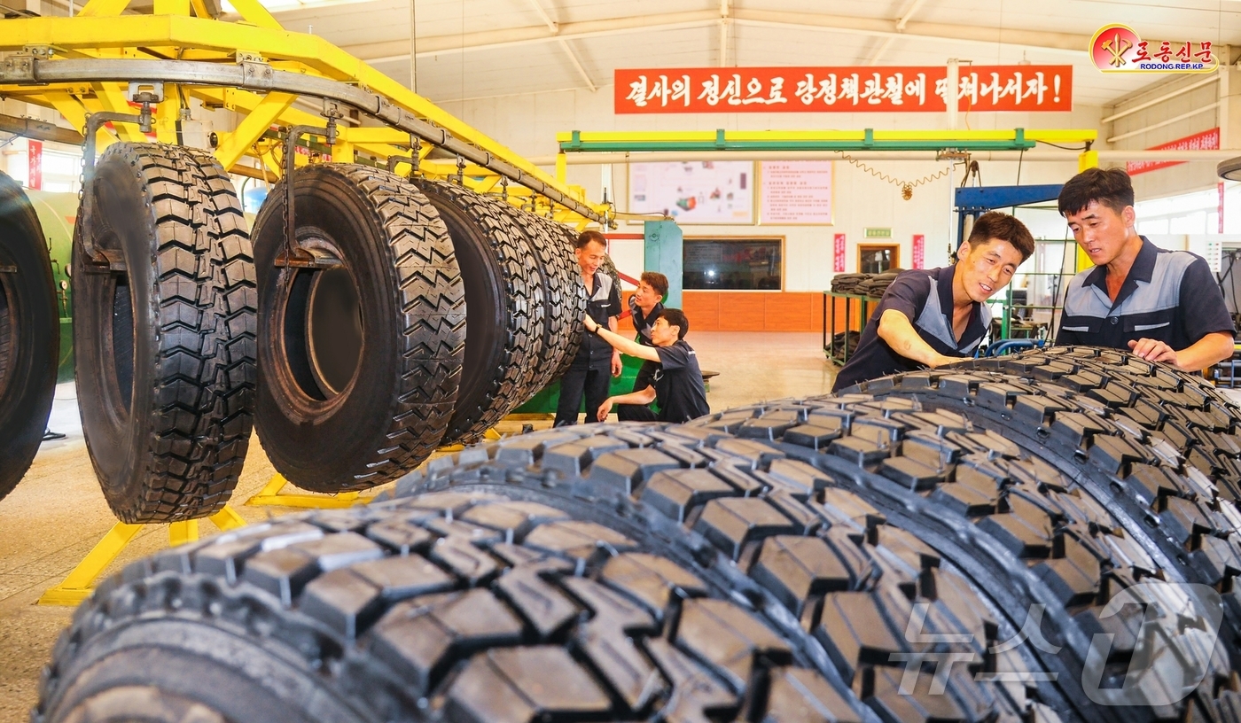 (평양 노동신문=뉴스1) = 북한 노동당 기관지 노동신문은 23일 평양대성차바퀴공장에서 당중앙전원회의 결정관철을 위해 생산을 다그치고 있다고 보도했다. [국내에서만 사용가능. 재배 …