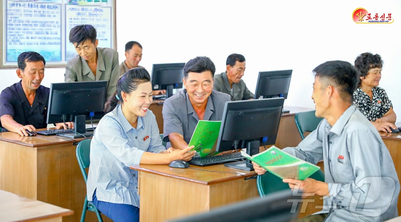 (평양 노동신문=뉴스1) = 북한 노동당 기관지 노동신문은 23일 함주군 동봉농장에서 농업과학기술보급실운영을 실속있게 진행하고 있다고 보도했다. [국내에서만 사용가능. 재배포 금지 …